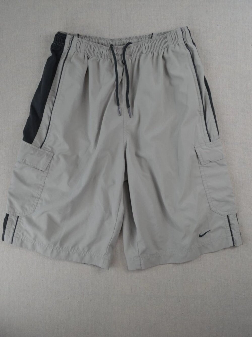 Vintage Nike Mens Gray Black Cargo Shorts Y2K Swoosh Performance Skater Size L